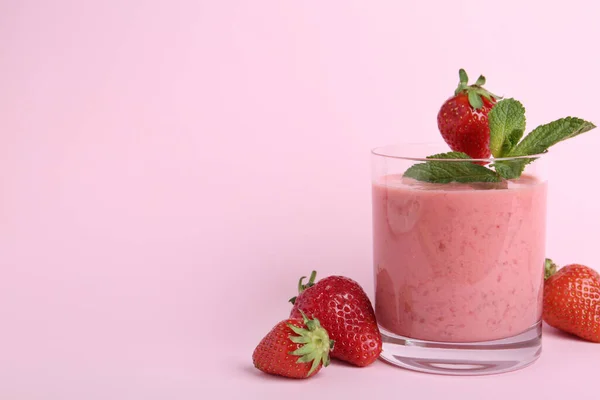 Tasty Strawberry Smoothie Mint Glass Pink Background Space Text — Stock Photo, Image