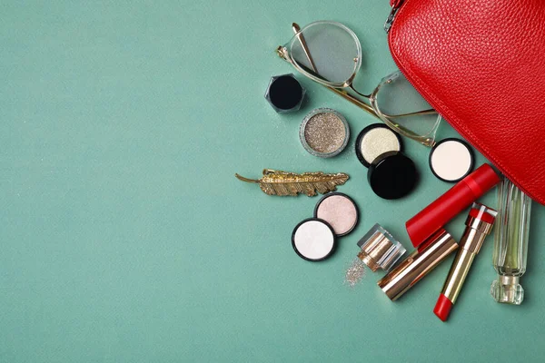 Kosmetiktasche Mit Make Produkten Und Beauty Accessoires Auf Grau Grünem — Stockfoto