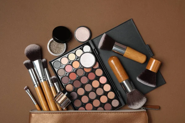 化粧品と茶色の背景の美しさのアクセサリーと化粧バッグ フラットレイ — ストック写真