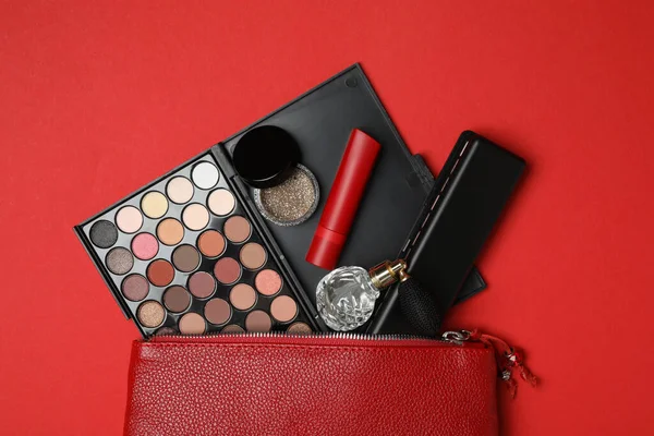 Kosmetiktasche Mit Make Produkten Und Parfüm Auf Rotem Hintergrund Flache — Stockfoto