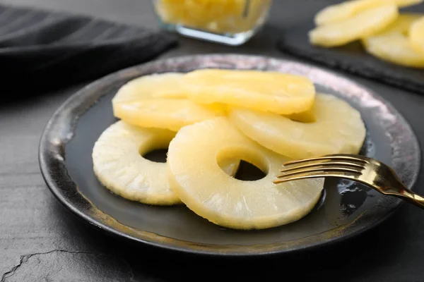 Gustosi Anelli Ananas Scatola Serviti Sul Tavolo Nero Primo Piano — Foto Stock