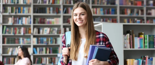 Νεαρή Όμορφη Μαθήτρια Βιβλία Και Σακίδιο Στη Βιβλιοθήκη Χώρος Για — Φωτογραφία Αρχείου