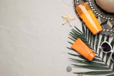 Düz bileşim ve kumdaki güneş koruma ürünleri. Metin için boşluk