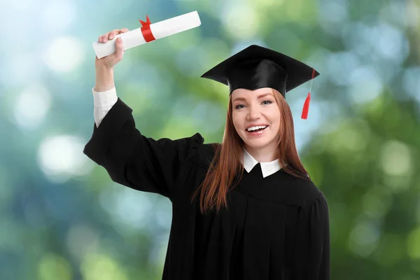 Glad Student Med Examen Hatt Och Diplom Suddig Bakgrund — Stockfoto