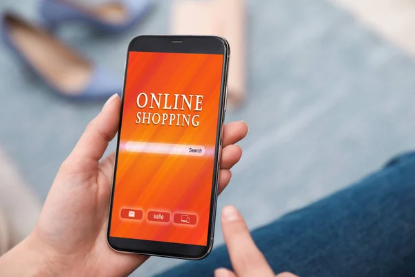 Donna Che Tiene Smartphone Con Sito Shopping Online Sullo Schermo — Foto Stock