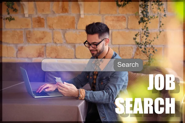 Jongeman Met Laptop Smartphone Aan Tafel Café Zoeken Naar Werk — Stockfoto