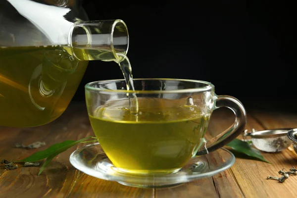 Grüner Tee Tasse Holztisch Gießen — Stockfoto