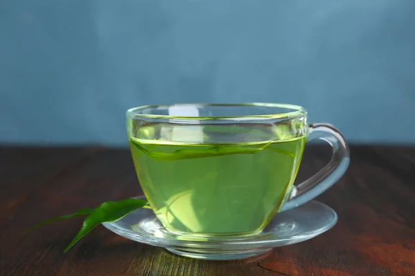 Tazza Verde Aromatico Foglie Sul Tavolo Legno — Foto Stock