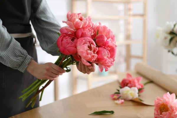 Floristería Haciendo Hermoso Ramo Peonía Mesa Primer Plano —  Fotos de Stock