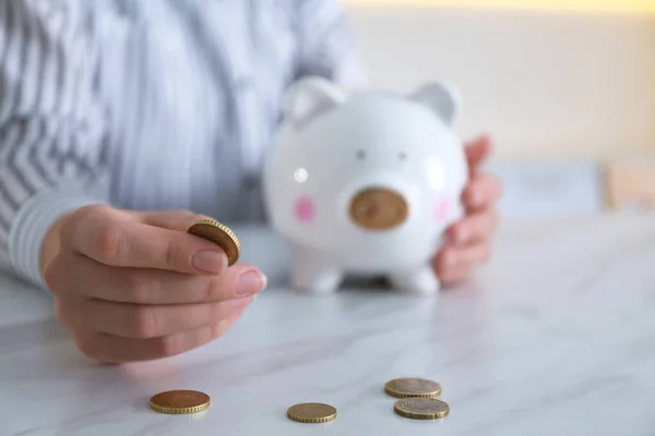 Femme Avec Tirelire Pièce Monnaie Table Marbre Intérieur Gros Plan — Photo