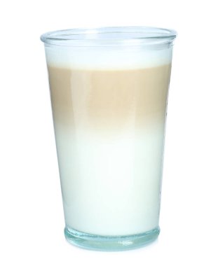 Beyaz üzerine izole edilmiş bir bardak lezzetli latte macchiato.
