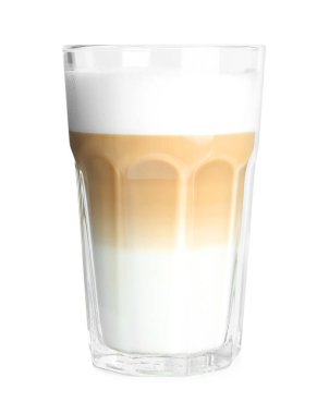 Beyaz üzerine izole edilmiş bir bardak lezzetli latte macchiato.