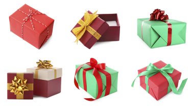 Beyaz arka planda bir takım Noel hediyesi kutuları. Pankart tasarımı
