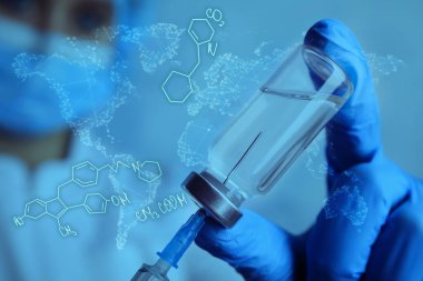 Doktor şırıngayı aşıyla dolduruyor, yakın plan. Covid-19 önleme 