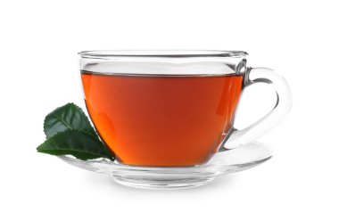 Taze siyah çay ve yeşil yapraklar beyaz üzerine izole edilmiş.