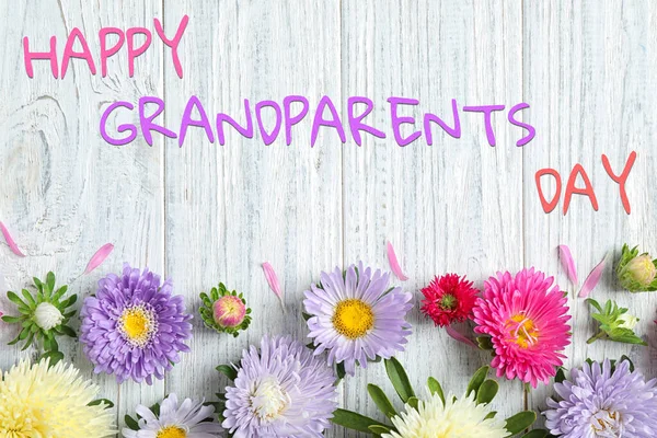 Płaska Kompozycja Świeckich Pięknymi Kwiatami Frazą Happy Grandparents Day Białym — Zdjęcie stockowe