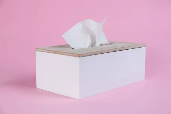 Soporte Con Pañuelos Papel Sobre Fondo Rosa — Foto de Stock