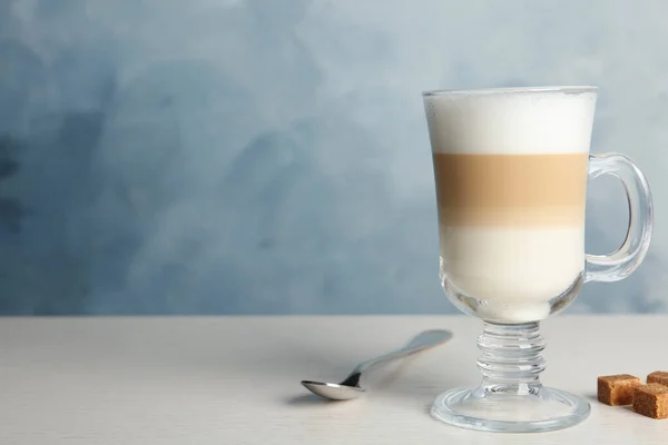 Delicioso Latte Macchiato Cubos Açúcar Mesa Branca Contra Fundo Azul — Fotografia de Stock