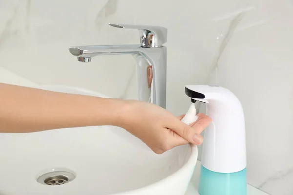 Kobieta Korzystająca Automatycznego Dozownika Mydła Łazience Zbliżenie — Zdjęcie stockowe