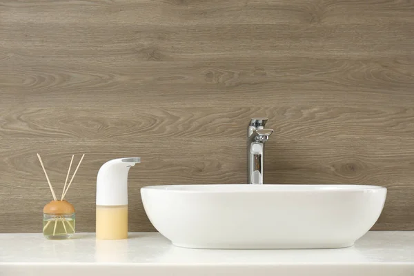 Moderne Automatische Seifenspender Der Nähe Waschbecken Badezimmer — Stockfoto