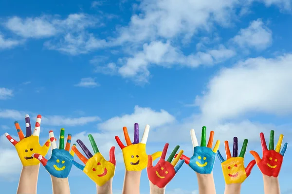 Schulferien Kinder Mit Bemalten Palmen Und Blauem Himmel Auf Hintergrund — Stockfoto