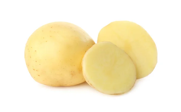 Batatas Orgânicas Cruas Inteiras Cortadas Sobre Fundo Branco — Fotografia de Stock
