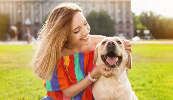 Young Woman Her Cute Yellow Labrador Outdoors Lovely Pet — Stock Photo, Image