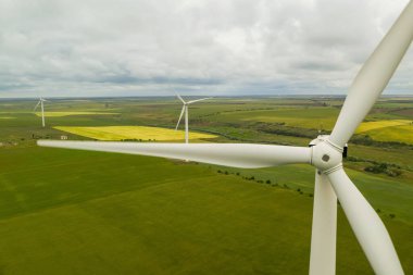 Bulutlu bir günde rüzgâr türbinlerinin hava görüntüsü