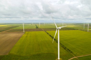 Bulutlu bir günde rüzgâr türbinlerinin hava görüntüsü