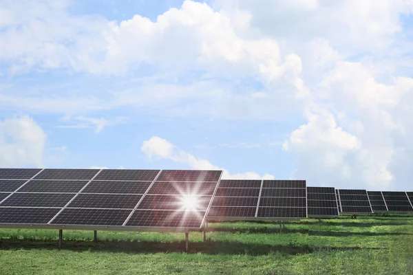 Solpaneler Installerade Utomhus Alternativ Energikälla — Stockfoto