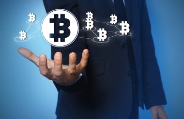 Fintech konsepti. İşadamı bitcoin sembolleriyle şema gösteriyor