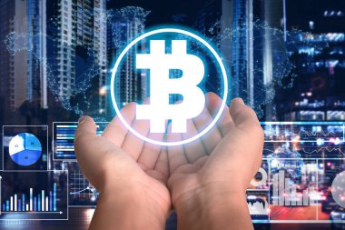 Fintech konsepti. Bulanık şehir manzarası, dijital dünya haritası ve grafiklerine karşı Bitcoin sembolleriyle şema gösteren kadın