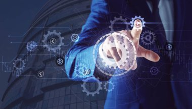 Sanal ekranda vites mekanizmasının illüstrasyonuna dokunan işadamı, yakın plan