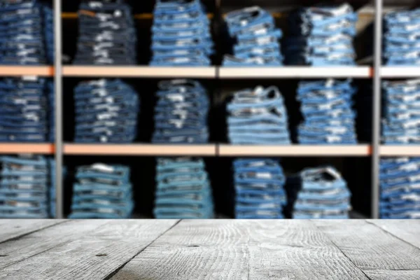 Lege Houten Tafel Wazig Zicht Planken Met Jeans Kledingwinkel — Stockfoto
