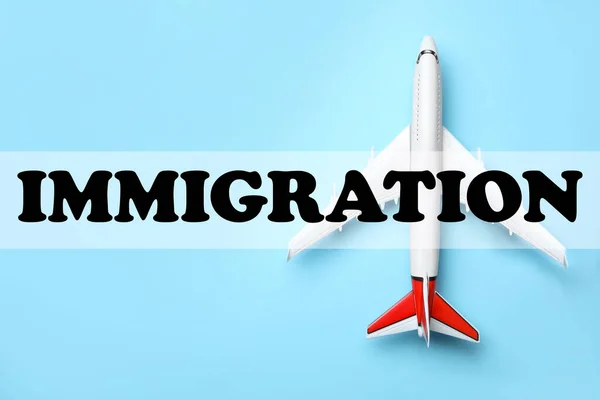 Juguete Plano Sobre Fondo Azul Claro Vista Superior Concepto Inmigración — Foto de Stock