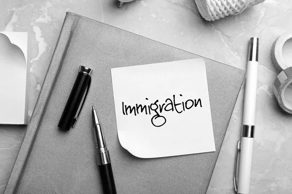 Nota Con Palabra Inmigración Papelería Sobre Mesa Gris Plano — Foto de Stock