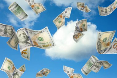 Arka planda düşen Amerikan doları ve mavi gökyüzü. Para yağmuru