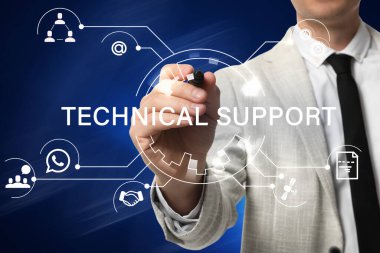 İşadamı mavi arkaplana karşı sanal ekran kullanıyor, yakın plan. Teknik Destek Servisi