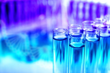 Laboratuvarda analiz için sıvı örnekleriyle test tüpleri, yakın çekim. Tasarım için boşluk