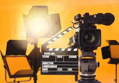 Modern profesyonel video kamera ve aydınlatma ekipmanları stüdyoda