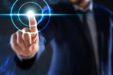 Sanal ekranda düğmeye basan adam, kapat