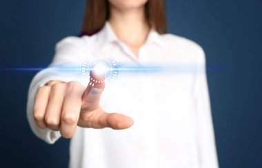 Sanal ekranda düğmeye basan kadın, kapat