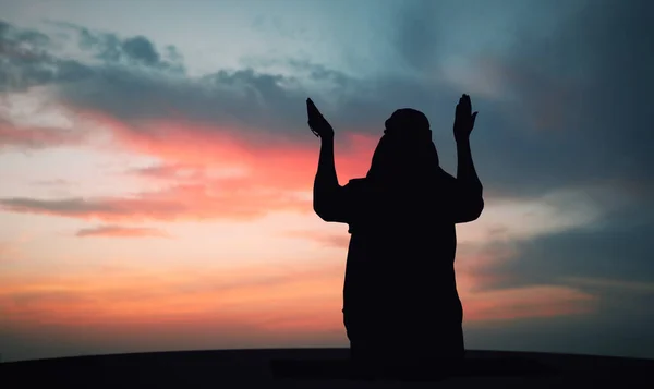 Silhouet Van Een Moslimman Die Buiten Bidt Heilige Maand Ramadan — Stockfoto