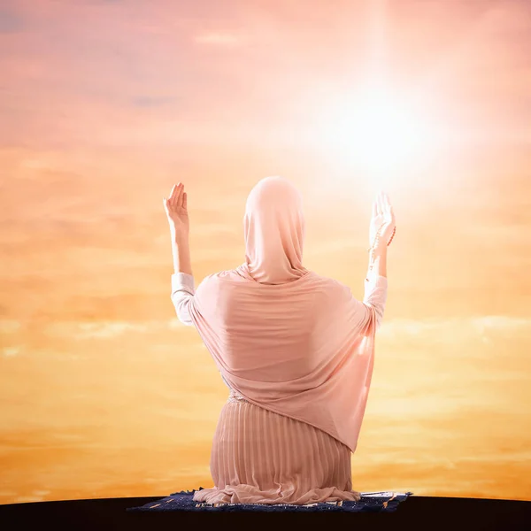 Wanita Muslim Dalam Pakaian Tradisional Berdoa Saat Matahari Terbit Pandangan — Stok Foto