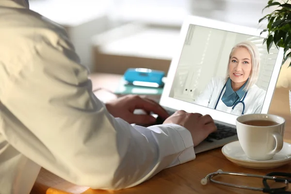 Kvinna Med Bärbar Dator För Samråd Online Med Mogen Kvinnlig — Stockfoto