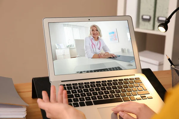 Mulher Usando Laptop Para Consulta Line Com Médico Feminino Maduro — Fotografia de Stock