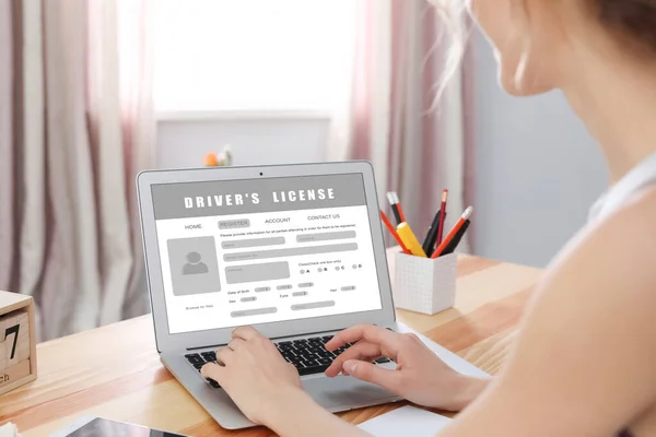 Vrouw Vullen Rijbewijs Formulier Online Website Met Behulp Van Laptop — Stockfoto