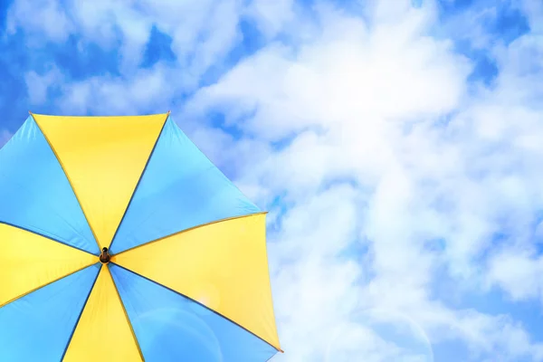 Parapluie Lumineux Moderne Contre Ciel Bleu Espace Pour Texte Protection — Photo
