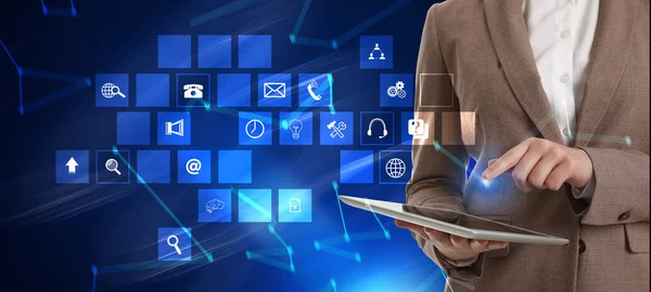 Geschäftsfrau Mit Digitalem Tablet Und Verschiedenen Symbolen Auf Blauem Hintergrund — Stockfoto