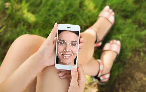Mulher Usando Smartphone Com Sistema Reconhecimento Facial Livre Close Verificação — Fotografia de Stock